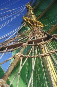 Mast des Segelschiffes Alexander von Humboldt vor blauem Himmel